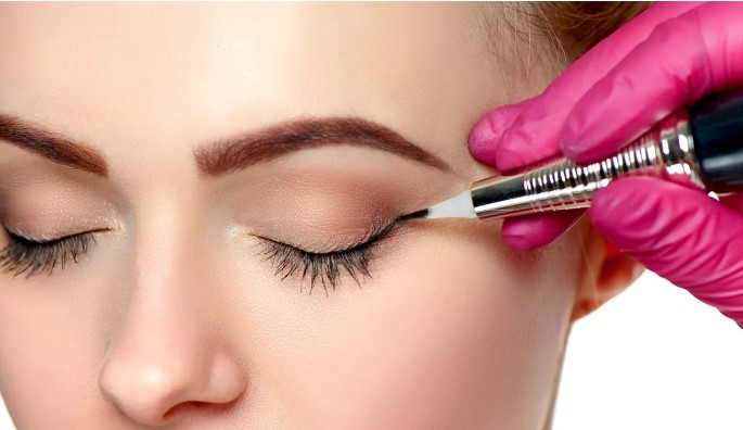 Dudak Renklendirme ve Kaş Kontürü